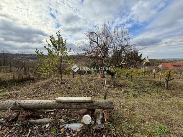 Elad� 3233 nm-es telek Kesz�