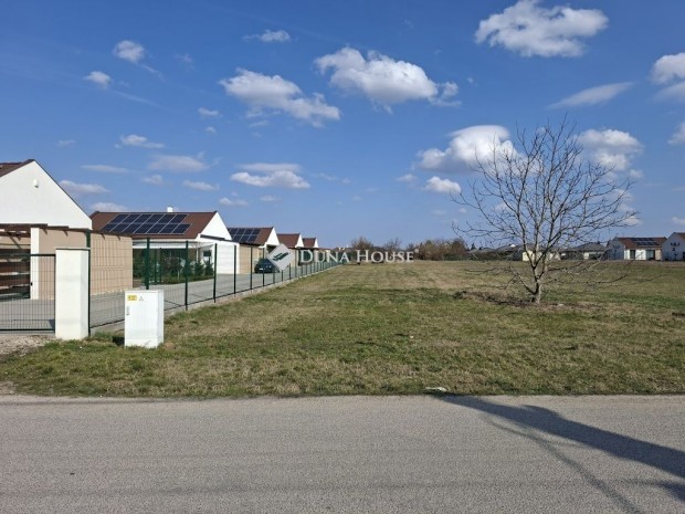 Elad� 3410 nm-es telek Sz�kesfeh�rv�r