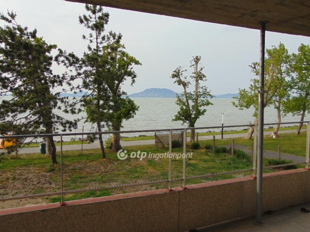Elad� 35 nm-es lak�s Balatonfenyves