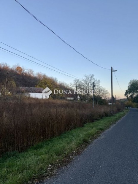 Elad� 3716 nm-es telek Gomba