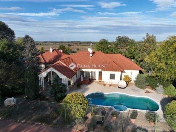 Elad� 372 nm-es h�z Kecskem�t