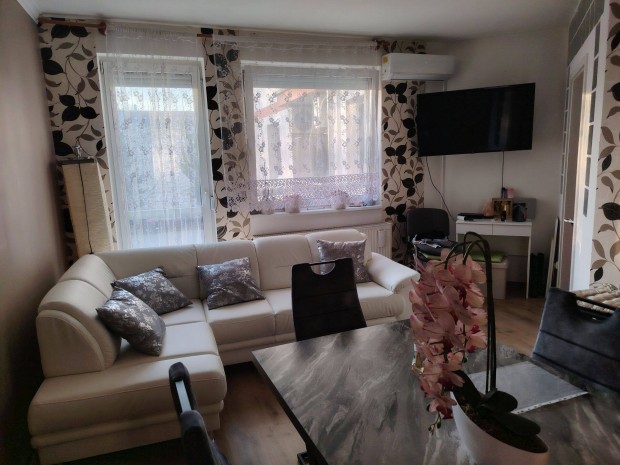 Elad� 37 nm-es, napf�nyes, kertre n�z� lak�s Budapest XV. ker�let�ben