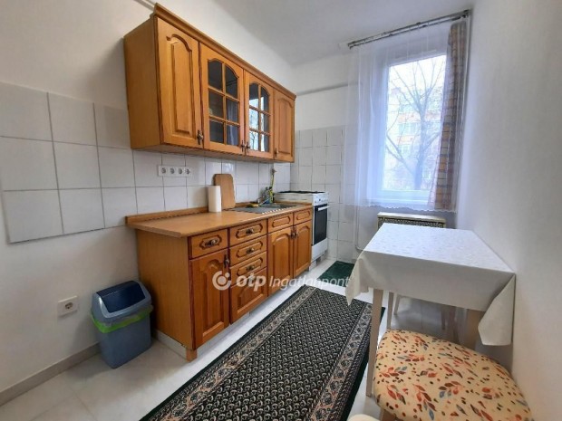 Elad� 37 nm-es lak�s Szolnok