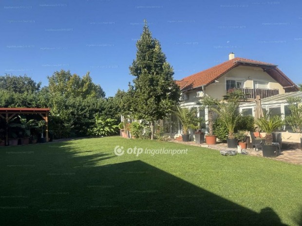 Elad� 390 nm-es h�z Szigetszentmikl�s