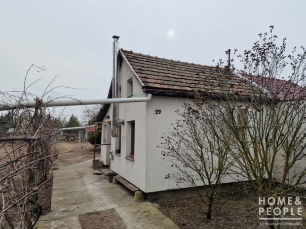 Elad� 39 nm-es Csal�di h�z Szeged Subasa