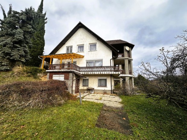 Elad� 3 emeletes csal�di h�z Koml�n