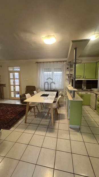 Elad� 3 gener�ci�s, 3 szintes, 6 szob�s, 3 f�rd�szob�s  havi hegyi p�c