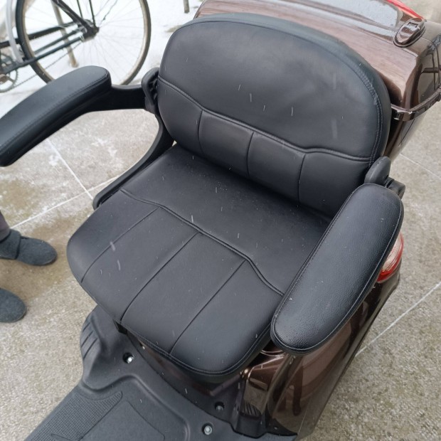 Elad� 3 kerek�! fotel�l�ses ker�kp�r