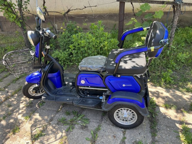 Eladó 3 kerekű elektromos moped