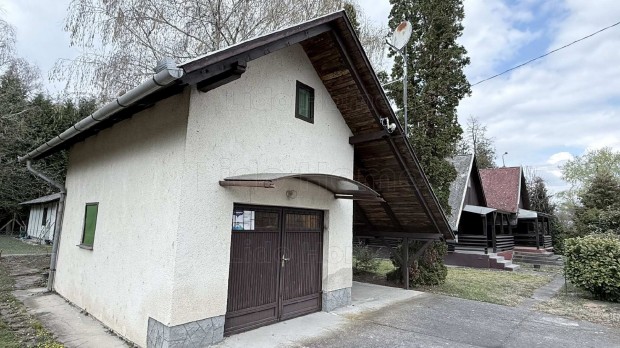 Elad� 3 k�l�n�ll� k�tszintes �p�letb�l �ll� nyaral� Balatonber�nyben.