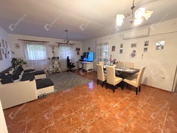 Elad� 3 lak�sos csal�di h�z nagy telekkel K�k�n