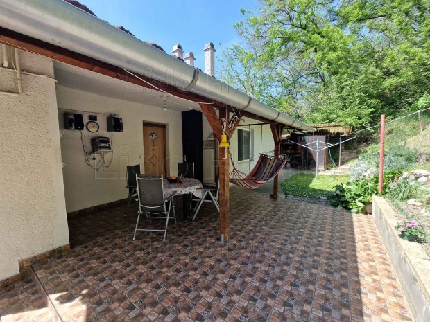 Elad� 3 lakr�szes, napelemes Csal�di h�z Balatonbogl�ron!