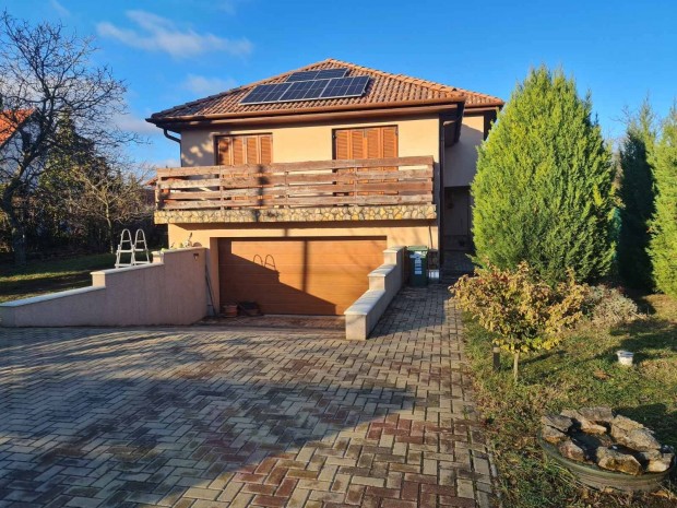 Elad� 3 szintes, �jszer� csal�dih�z, napelem, gar�zs, kert