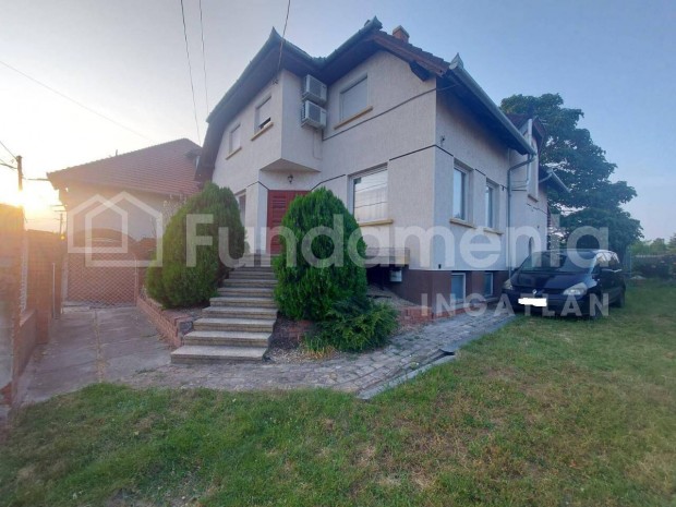 Elad� 3 szintes csal�di h�z Cegl�d k�zpontj�ban