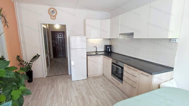 Elad� 3 szob�s, 2. emeleti, fel�j�tott lak�s Szolnokon