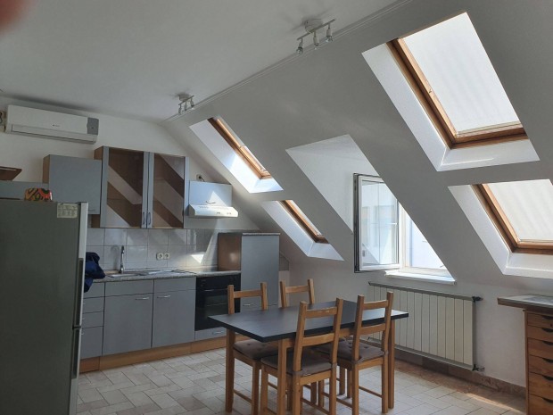 Elad� 3 szob�s (65nm) �jszer� erk�lyes, 4.em.liftes lak�s V�r l�b�n�l