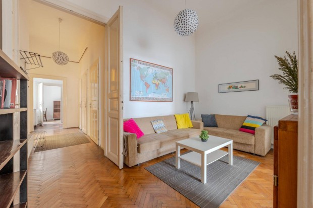 Elad� 3 szob�s, csendes, napf�nyes lak�s a Palotanegyedben!