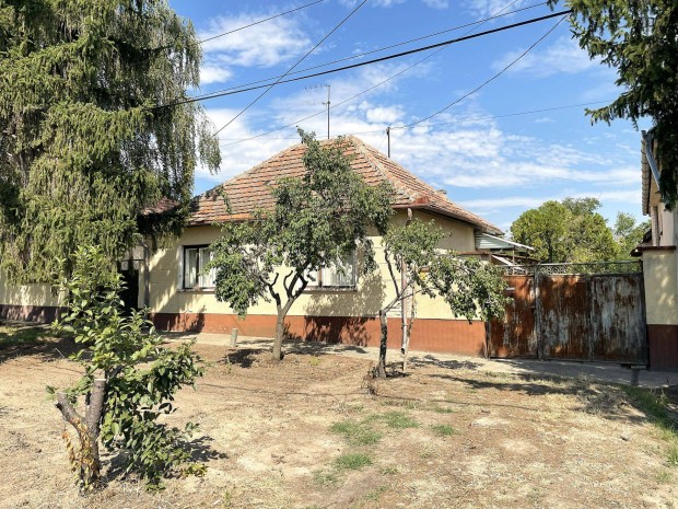 Elad� 3 szob�s csal�di h�z, S�k�sd, D�zsa Gy. �t