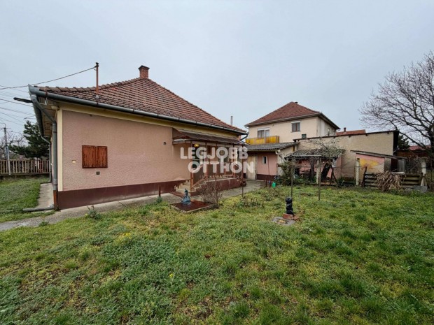 Elad� 3 szob�s fel�j�tand� csal�di h�z Cegl�den a Kertv�rosban