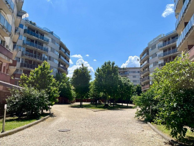 Elad� 3 szob�s lak�s a R�k�czi ligetben aut�be�ll�val