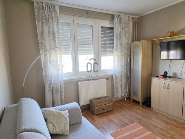 Elad� 3 szob�s nagy  lak�s �jpalot�n!