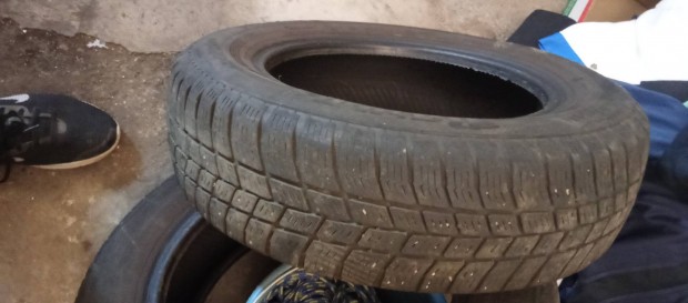 Eladó 3db Suzuki felnire szerelt 155/70 r13 nagyon jó állapotú gumi