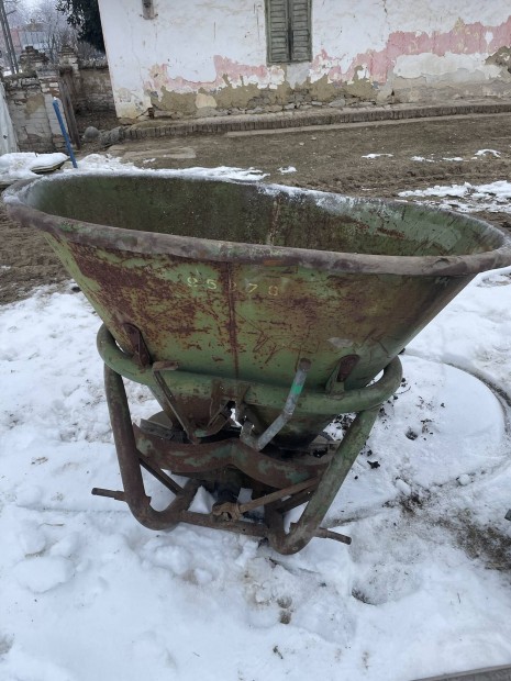 Elad� 400L m�tr�gyaszor�