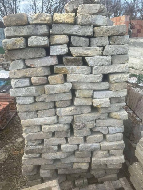 Eladó 400 db slitter tégla Győrben