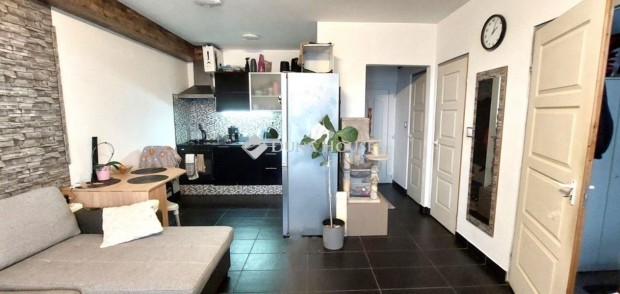 Elad� 42 nm-es lak�s Gy�r