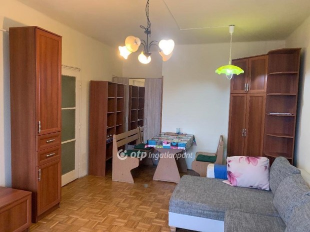 Elad� 42 nm-es lak�s Szolnok