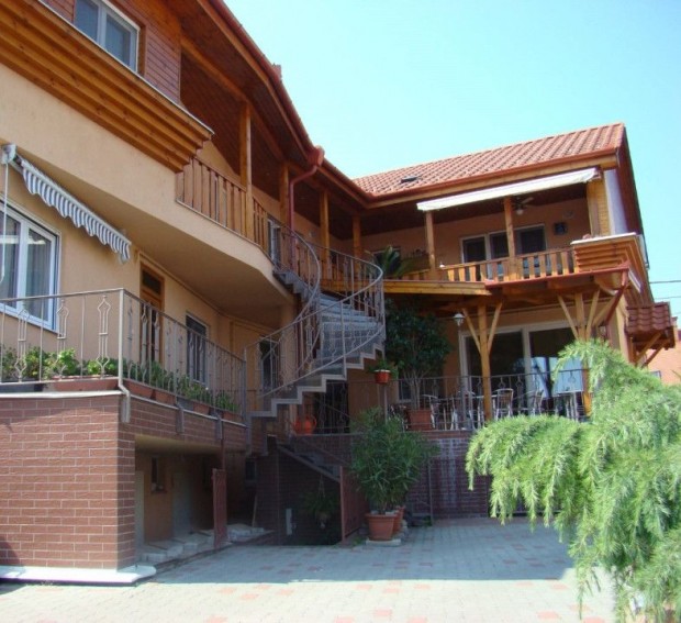 Elad� 430 nm-es Fel�j�tott Csal�di h�z Hajd�szoboszl�