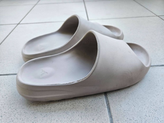 Eladó 43-as Adidas Yeezy Slide!