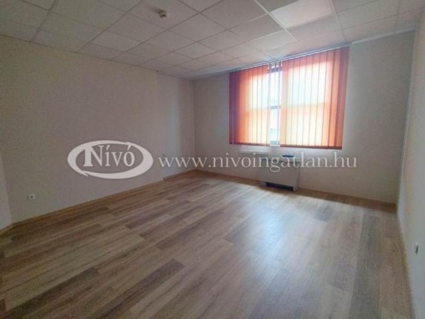 Elad� 43 nm-es t�gla lak�s Veszpr�m