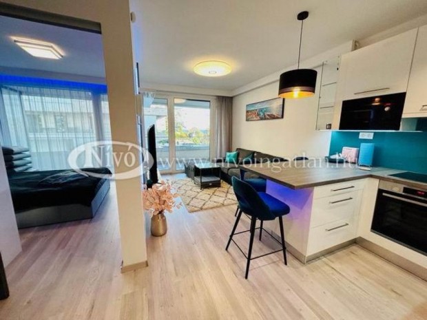 Elad� 44 nm-es �d�l�, nyaral� Als��rs