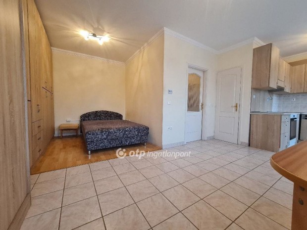 Elad� 44 nm-es lak�s Hajd�szoboszl�