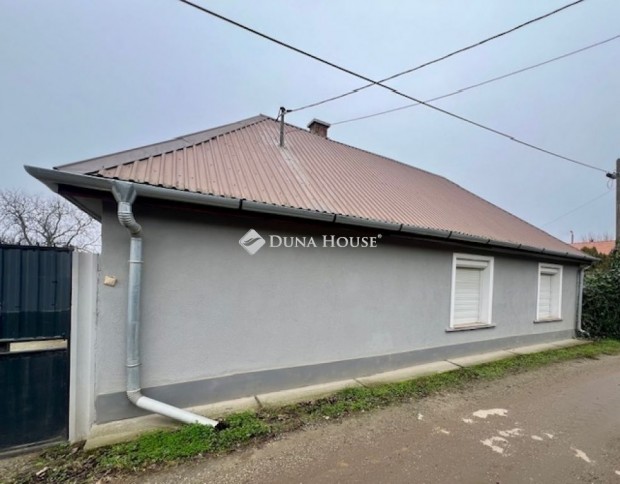 Elad� 45 nm-es h�z Pilis