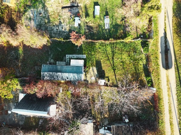 Elad� 468 nm-es telek Balatonf�zf�