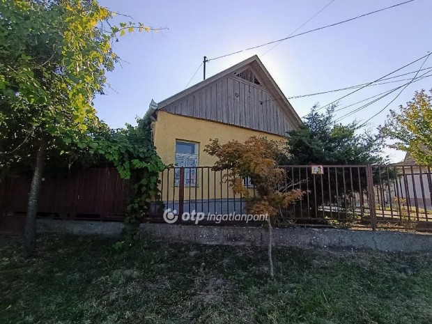 Elad� 46 nm-es h�z J�szf�nyszaru