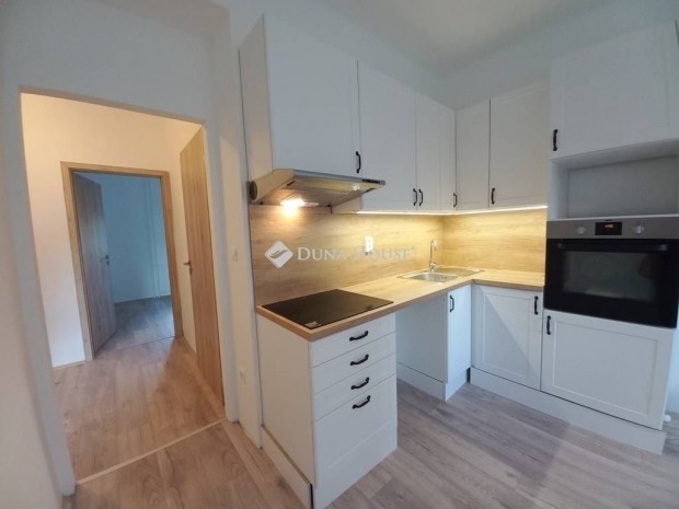 Elad� 46 nm-es lak�s P�cs