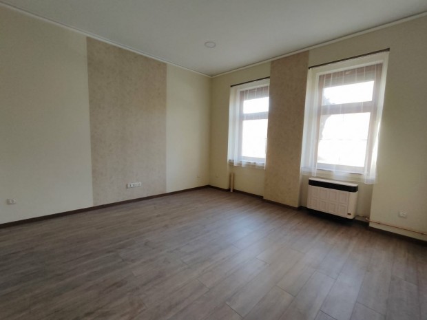 Elad� 48 m2 t�gla lak�s, V�c