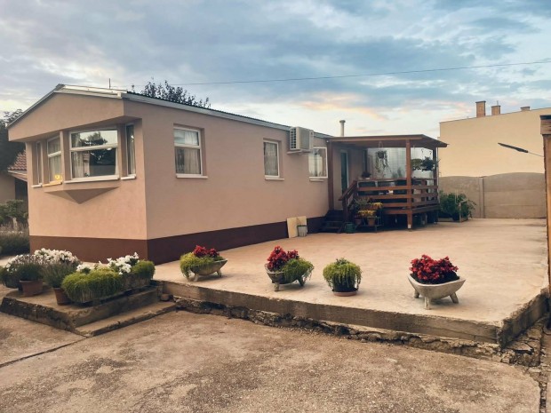 Elad� 48nm-es mobilh�z. 4 �vszakos.