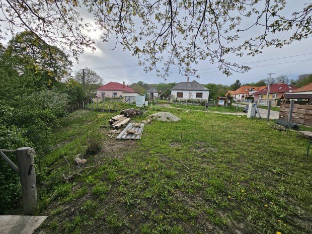 Elad� 497 nm-es �p�t�si telek Cseszneken