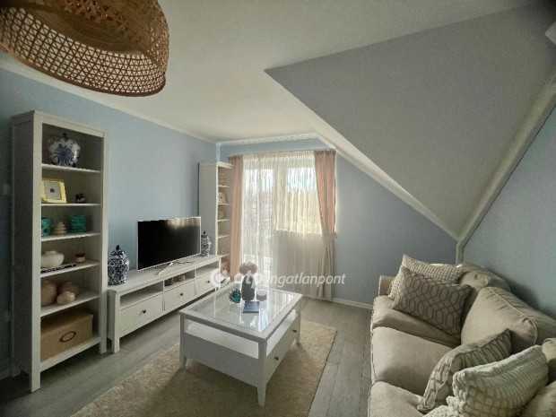 Elad� 49 nm-es lak�s Balatonf�red