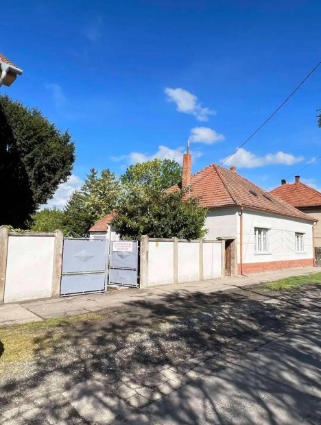 Elad� 4,5 szob�s h�z 1.100 m2 kerttel Csorn�n