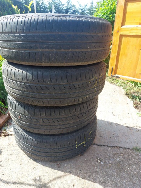 Eladó 4 db 186/5R15 lemezfelni + nyári gumi