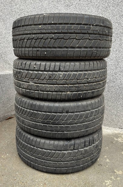 Elad 4 db Fortune Snowfun FSR-901-es 245/40 R17-es tli gumi. 