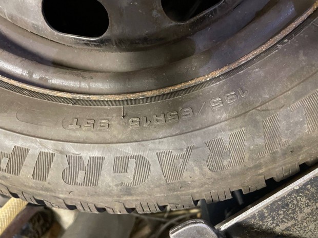 Eladó 4 db Goodyear Ultragrip8 195/65/R15 95T téli gumi (lemezfelnin)