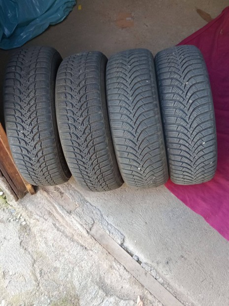Eladó 4 db Hankook és Kumho téligumi Nyíregyházán