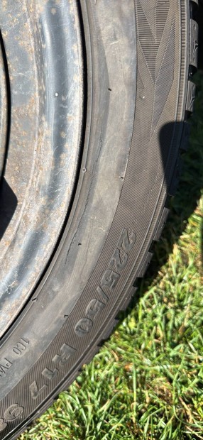 Eladó 4 db Kumho téli gumi felnivel 225/50 R17 szinte újak!