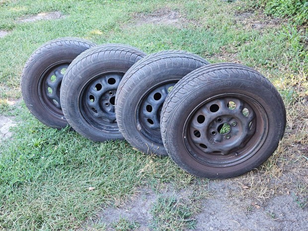 Eladó 4 db Nissan Almera gyári acélfelni